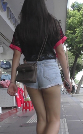 牛仔短裤妹子
