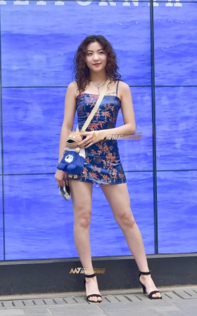 性感长腿吊带短裙美女 [21P]