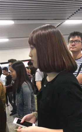地铁站极品性感白裤大美女