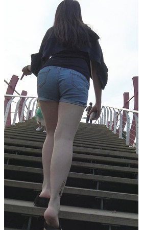 牛仔短裤小妹