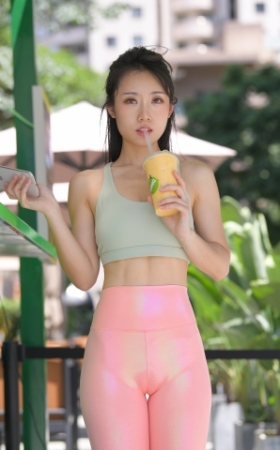 珍珠粉亮光紧身瑜伽裤小姐姐