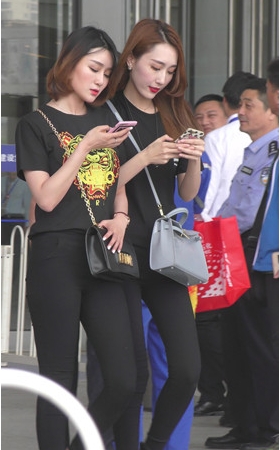 两个漂亮的黑裤美女