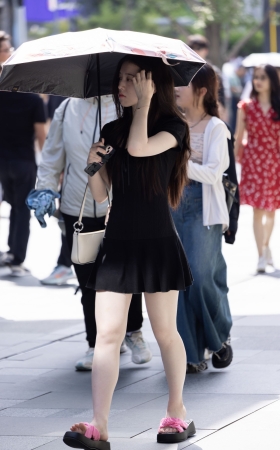 230630-8=13 街拍黑裙白皙小姐姐