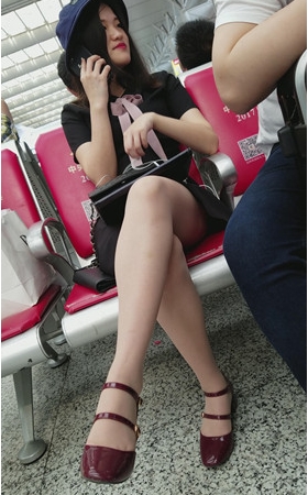 黑裙美腿妹子