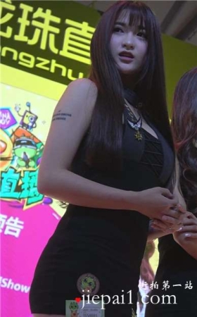 龙珠直播的丰满包臀裙长腿女主播。