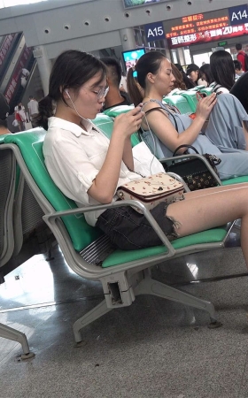 玩吃鸡的凉高跟美足MM