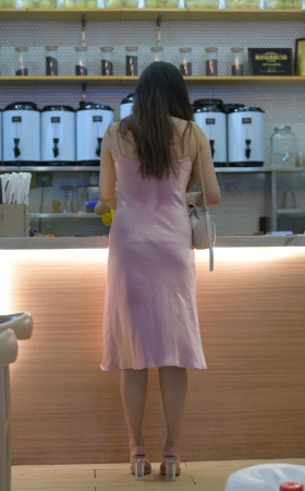 搭讪粉红裙少妇