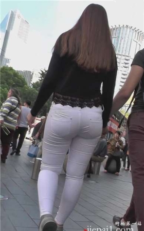 街拍紧身肥臀白裤外国美女，大街上跟帅哥男友亲密[714 MB]