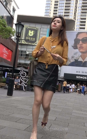 4K - 皮短裙靓女小姐姐 [1.21 GB/MP4]