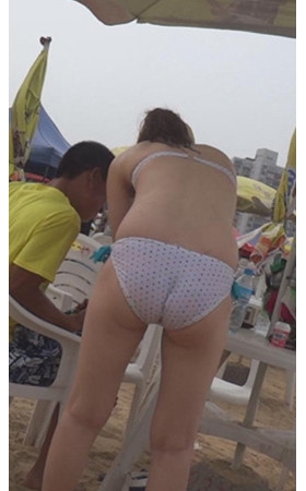海边极品白色比基尼美女