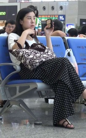 4K - 斑点群美眉 [1.75 GB/MP4]