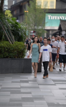 长发连体包臀裙小姐姐