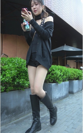 漂亮的黑色长靴美女