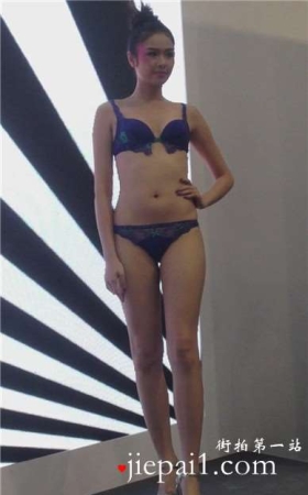 性感内衣美女模特不同款式内衣亮相。