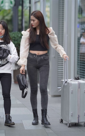 牛仔裤皮靴美女