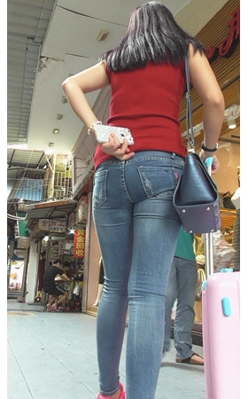 红衣牛仔紧身美女
