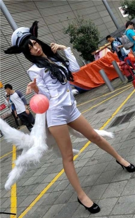 4K - 白色短裤苗条长腿少女玩cosplay