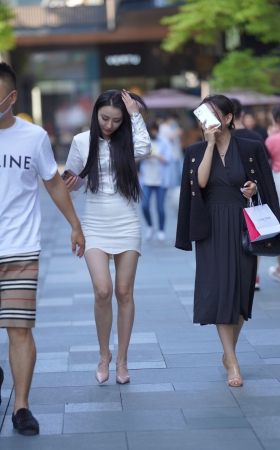 白色包臀裙美女