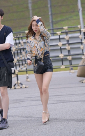 凯恩公爵街拍作品 - 紧身皮热裤美女