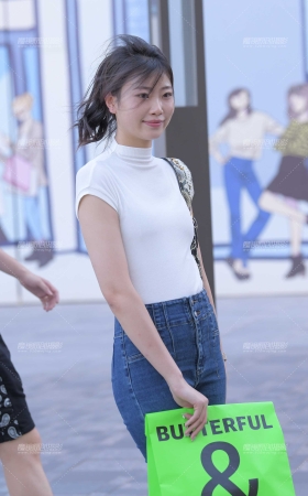 恬静的牛仔裤美女 [20P]