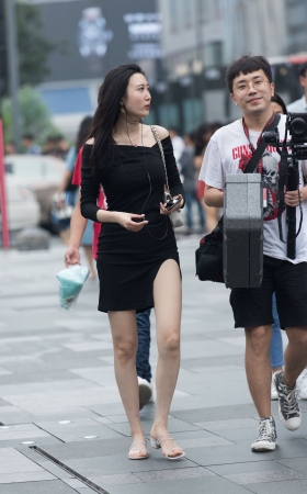 包屯裙美女
