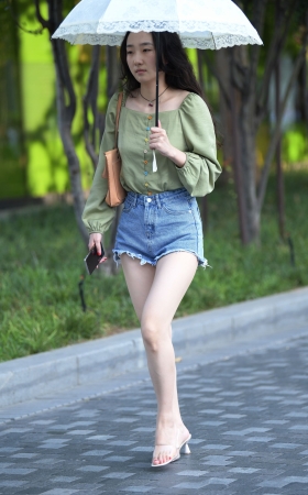 白皙长腿热裤美女