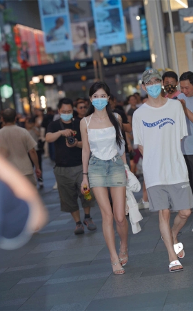 高挑靓丽牛仔短裙