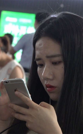 在等车时等车翘起来双脚