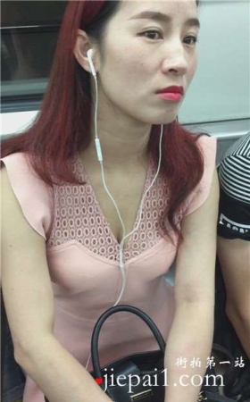 偶遇低胸v领粉色裙美女