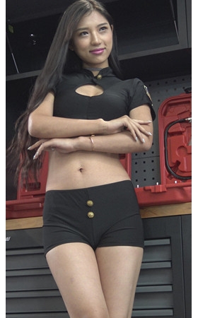 性感的长发黑色紧身小短裤美女