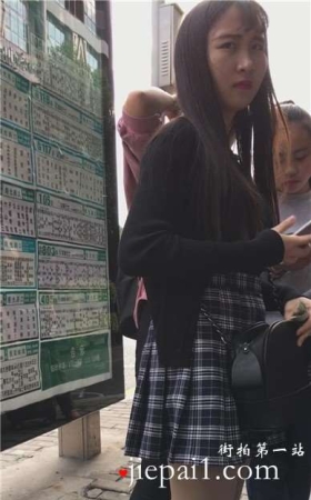街拍等公交的格子短裙肉丝美腿女孩