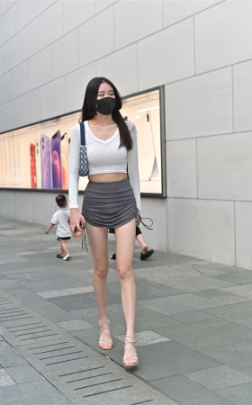 高挑褶皱裙