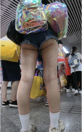 热裤月牙美眉