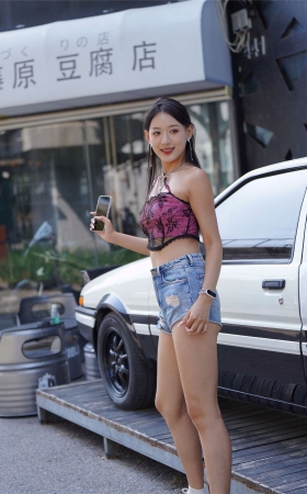 一始街拍作品 牛仔热裤美女