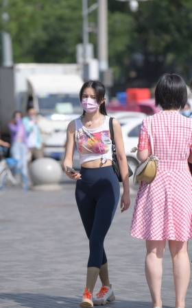 蓝色高挑紧身裤美女