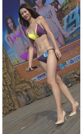 漂亮的高挑长腿比基尼美女
