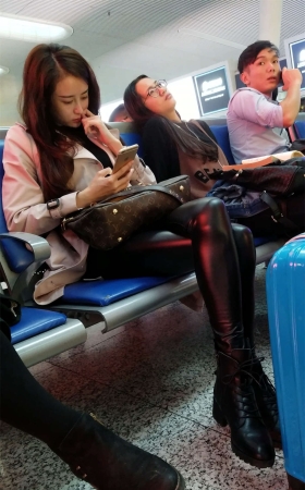 候车室黑色紧身皮裤长发美少妇