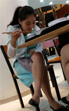 4K-餐厅吃饭的极品丝袜美腿天生丽质美女