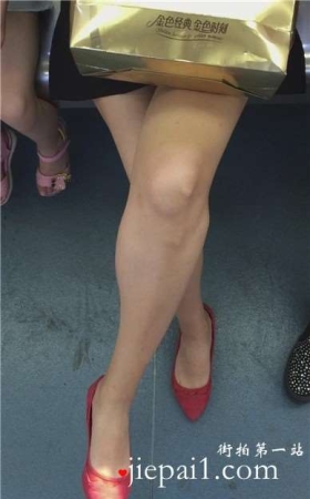 地铁上偶遇文静甜美的尖嘴高跟鞋美腿女神姐姐