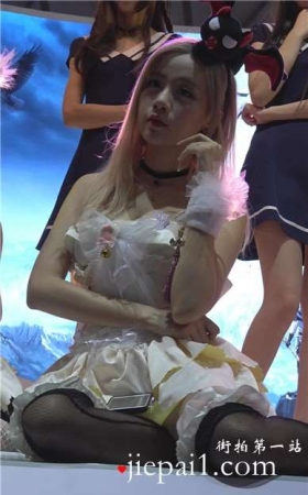 甜美萝莉白色公主裙小清新萌妹子。