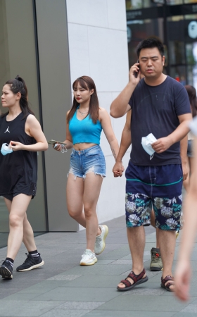 清凉的白色紧身裤短发妹子