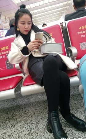 4k超清，候车室拍摄打底裤袜美眉，瘫坐着专注玩手机