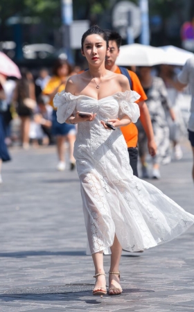 长裙美女仙气飘飘