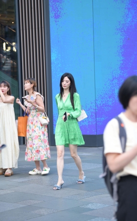 韵味美腿凉拖美女