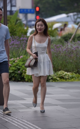 白色连衣裙美女