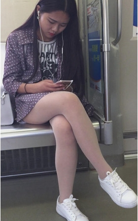 地铁上听歌的肉丝妹子