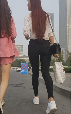 长发黑裤美女