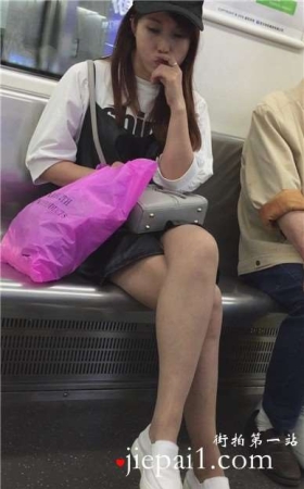 地铁上忧郁的美腿白鞋鸭舌帽美姐姐