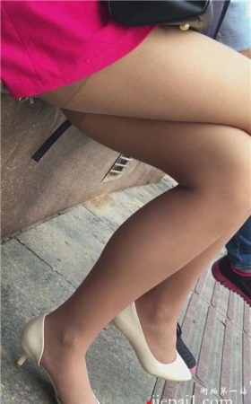 街拍极品肉丝高跟少女，诱人