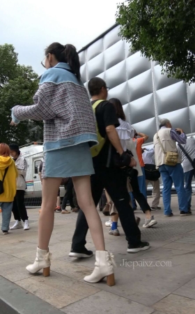 4K - 街拍苗条高挑眼镜妹 [1.65 GB/MP4]